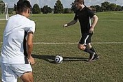 提升足球实用技巧的关键方法（以科学训练和策略应用为核心的足球技术突破）