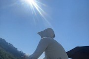野外生存中的路亚竿钓鱼技巧与经验（掌握生存技能，享受路亚竿钓鱼的乐趣）