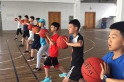 在家练习篮球防守动作（提升篮球防守技巧，从家里开始）