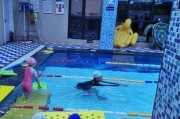如何教小朋友游泳（有效的技巧和方法帮助小朋友学会游泳）