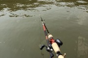河中钓鱼利器（探索路亚艇在河中钓鱼的种种优势与应用技巧）