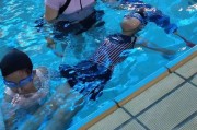 学游泳抬头技巧的教学方法（提高游泳者水面抬头的技术和自信心）