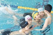 培养小朋友游泳技巧的有效方法（游泳技巧小朋友大全，让孩子迅速成为游泳高手）