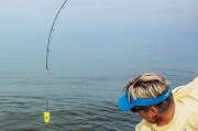 海岸钓鱼（探讨在海岸钓鱼中选择使用路亚还是其他钓法的优缺点）