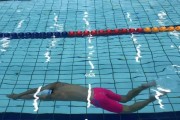 游泳抬头划水技巧（掌握正确的姿势与节奏，畅游水中的世界）