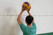 掌握排球鞭打要领，成为顶尖球员（技巧、训练、战术等关键要素助力你成为排球高手）
