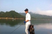 小孩玩路亚竿钓鱼，快乐与成长同行（让孩子在垂钓中学会耐心与专注，培养细致观察力）