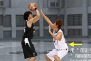 篮球防守的基本姿势（掌握正确姿势助你成为防守高手）