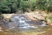 在山沟学游泳技巧（探索山沟中的水乐园，轻松掌握游泳技巧）