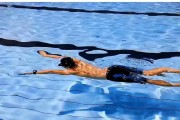学会游泳蛙泳蹬腿换气的技巧（掌握正确的动作和呼吸方式，轻松游泳蛙泳）