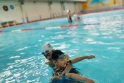 让孩子学游泳不再憋气的技巧（游泳教学经验分享，让孩子轻松学会游泳）