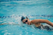 掌握自由游泳的憋气和换气技巧（提高游泳技能，让你轻松游进深海）