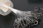 选择适合路亚钓鱼的钩具（探索路亚钓鱼必备的优质钩具）