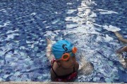 小朋友学习游泳憋气技巧，如何做到安全有效？（培养小朋友游泳技能的必备技巧与注意事项）