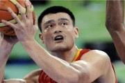 NBA历史排行榜（揭秘篮球巨星的荣耀时刻及排名之争）