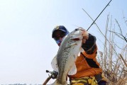 探秘以小海通启河的路亚钓鱼乐园（钓鱼技巧分享、装备推荐和最佳钓点解析）