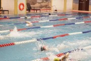 游泳单腿起身技巧（掌握正确技巧，成为游泳高手！）