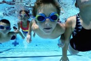 婴儿游泳憋气技巧，助力宝宝健康成长（培养婴儿的呼吸控制能力，从游泳憋气开始）