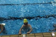 如何教新学员学游泳的技巧（掌握基本技巧，让新学员快速进入水中游泳）