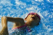 多种游泳技巧助你畅游水中世界（掌握游泳技巧，享受水中乐趣）