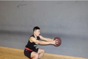 篮球防守中的弓步犯规问题（探讨弓步犯规的表现形式及应对策略）