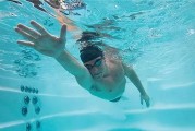 掌握自游泳划手延伸换气技巧的关键（提高游泳技能，畅享游泳乐趣）