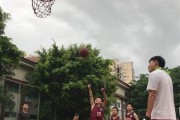 篮球防守技巧之原地小碎步的要领（掌握原地小碎步，提高篮球防守效果）
