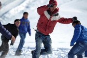 雪地踢足球（在严寒的冬天中，如何在雪地上完美踢足球）