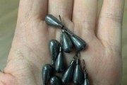 路亚钓鱼技巧（掌握铅坠使用的关键，提升路亚钓鱼效果）