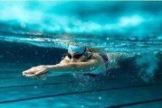 提高游泳耐力的技巧（游泳训练、饮食和休息的关键）