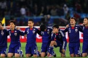 日本进球出线，亚洲之光闪耀世界杯赛场（历史时刻！日本队以精彩进球确保晋级，为亚洲足球增光添彩）