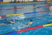 游泳初级转身技巧教学（从零基础到优雅转身，打造游泳高手）