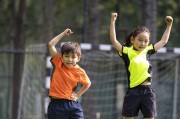 小孩学踢足球的技巧与方法（培养小孩踢足球的基本技能，让他们爱上运动）